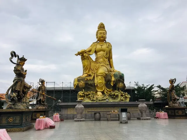 禪寺裡的垂息｜被水泥包覆的茄苳爺與芒果哥（第 1 張，共 5 張）