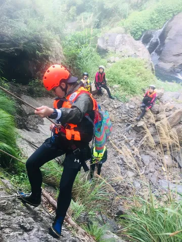 寶里苦溪溯溪｜北橫深山裡滑水跳水垂降（第 2 張，共 7 張）