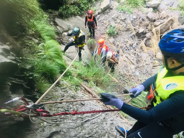 寶里苦溪溯溪｜北橫深山裡滑水跳水垂降（第 3 張，共 7 張）