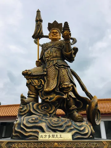 禪寺裡的垂息｜被水泥包覆的茄苳爺與芒果哥（第 4 張，共 5 張）