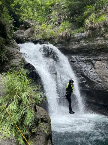 寶里苦溪溯溪｜北橫深山裡滑水跳水垂降（第 4 張，共 7 張）